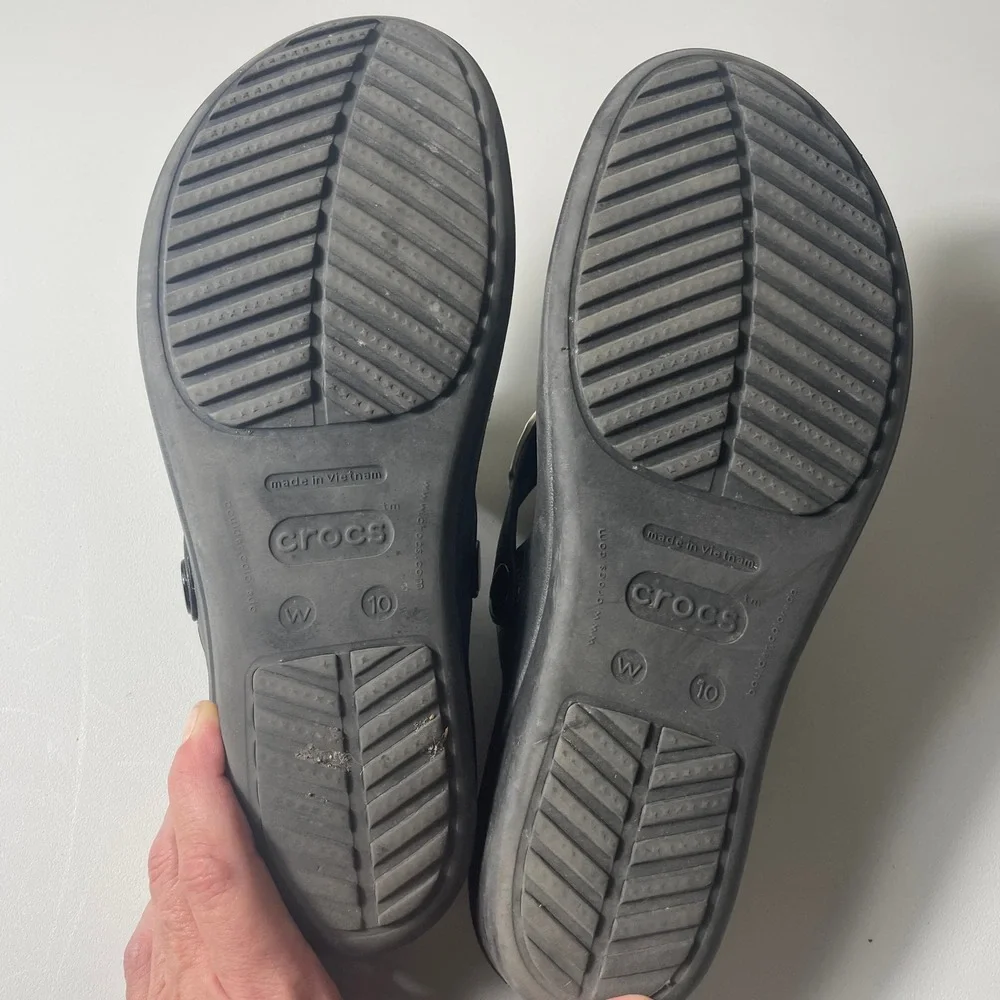 Crocs Sanrah Hammered Circle Wedge Thong Sandal Size 10 Black Metallic Comfort